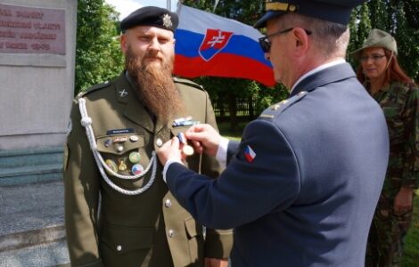 Proruský spolek „Českoslovenští vojáci v záloze proti válce plánované vedením NATO“ Martina Zapletala (vlevo) za jeho „odvážný“ skutek vyznamenal. Soud má jiný názor.