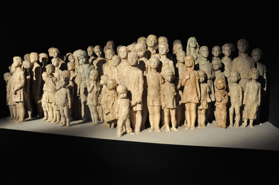 Památník v Hrabyni ukrývá sádrové sousoší lidických dětí, podle kterého vzniklo sousoší bronzové, jež je umístěno v Lidicích.