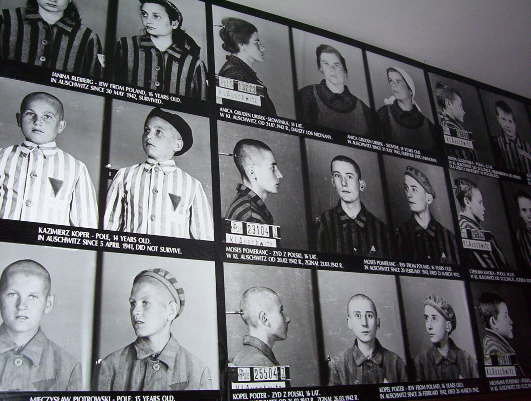 Identifikační fotografie vězňů dodnes v osvětimském muzeu připomínají, jaké hrůzy zde tito lidé zažívali.