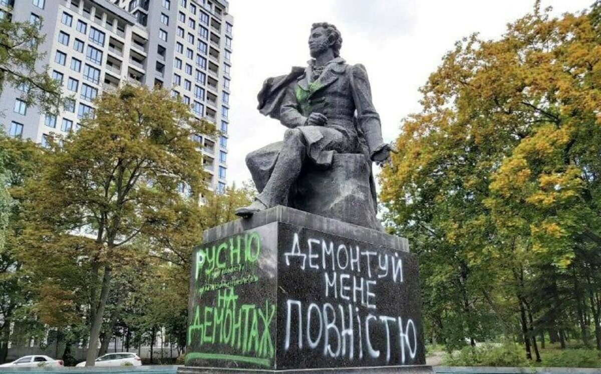 Puškinův pomník v Kyjevě, čelícím ruské agresi, byl koncem roku 2023 demontován a odvezen do muzea.