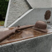 Pomník obětem okupace z řad policie a četnictva. Řada z nich zahynula právě v bojích v Pražském povstání. 