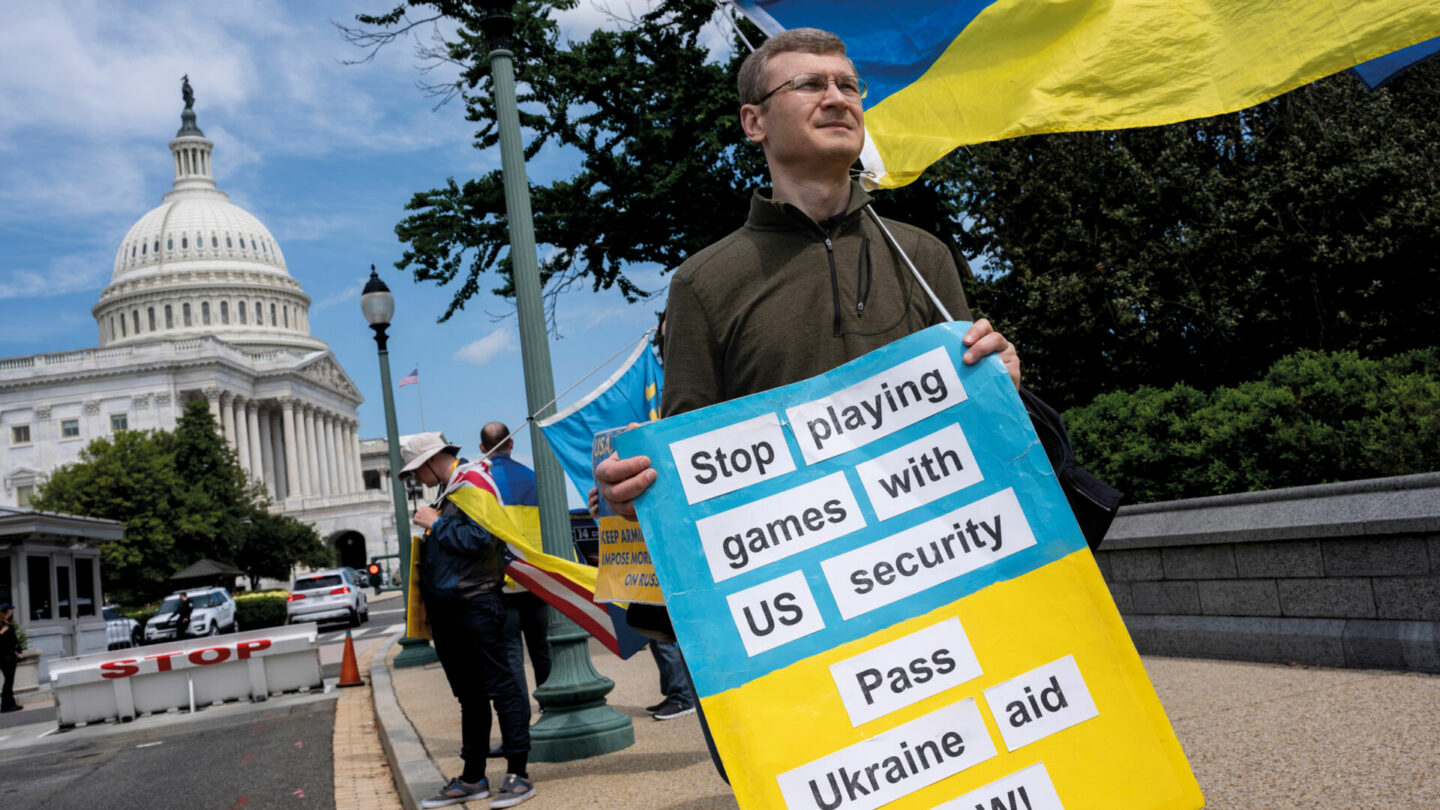Demonstranti před Kapitolem vyjadřují svůj názor na přijetí balíčku pomoci Ukrajině.
