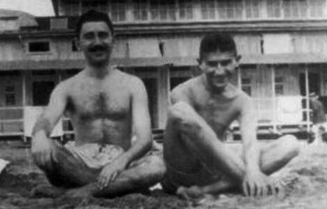 Max Brod a Franz Kafka na pláži v roce 1907. Fotografie mluví za vše: Brod, přes své fyzické postižení vzpřímený, zářící sebevědomím. Kafka sice usměvavý, přesto trochu shrbený a k Brodovi lehce natočený bokem.  