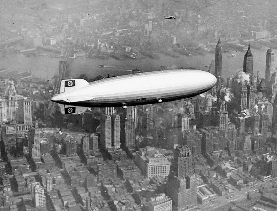 Hindenburg brázdící oblohu nad New Yorkem, pouhých pár hodin před osudným výbuchem. 
