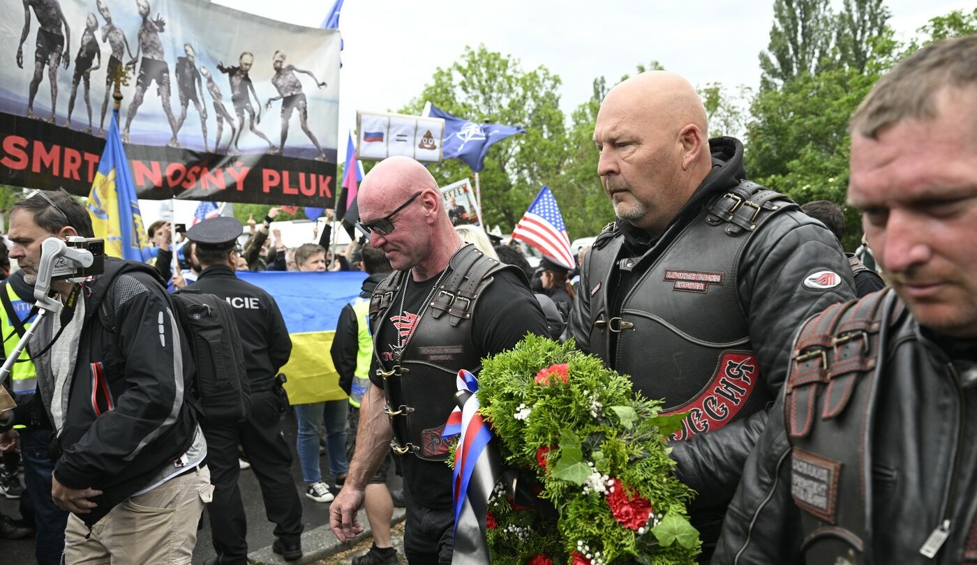 Příznivci proputinovské motorkářské skupiny Noční vlci přijeli na Olšanské hřbitovy uctít památku padlých vojáků za druhé světové války během každoroční Cesty vítězství.