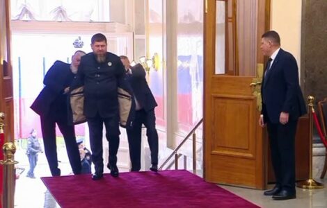 Ramzan Kadyrov přichází na inauguraci Vladimira Putina.