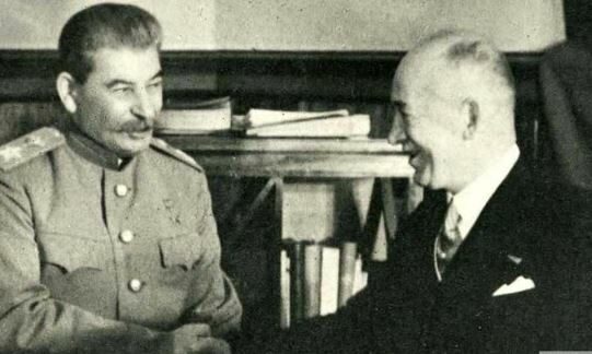 Josif Stalin a Edvard Beneš v roce 1943