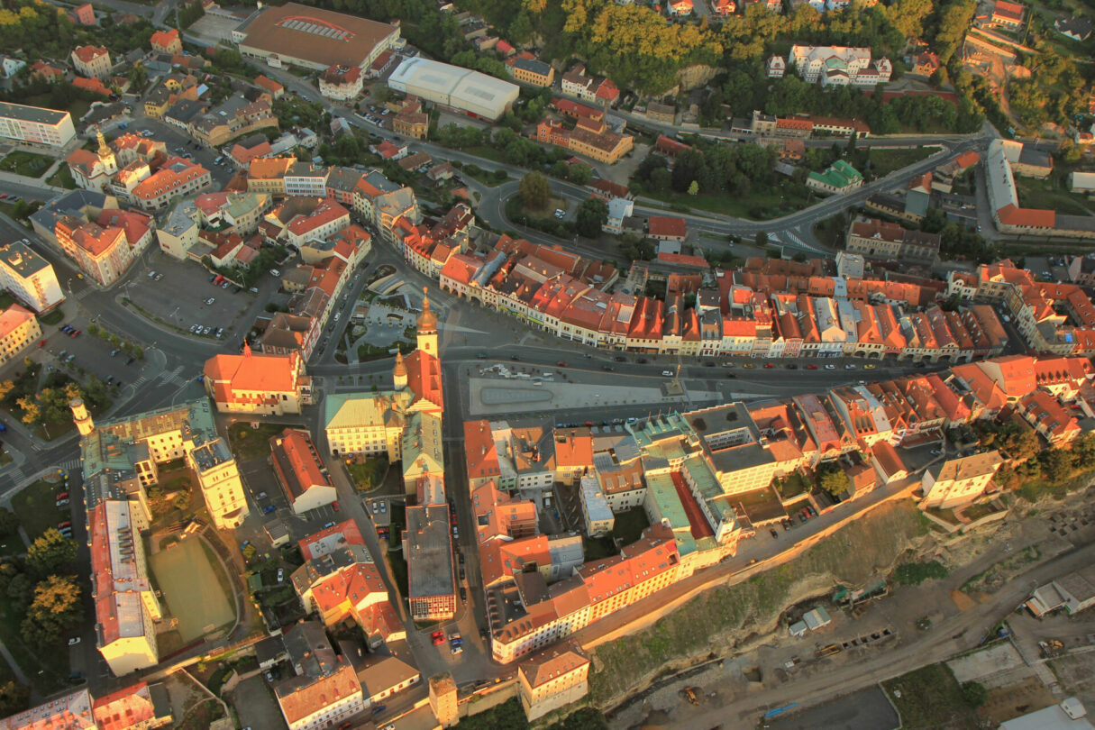 Pohled na mladoboleslavské náměstí a jeho okolí shora. 
