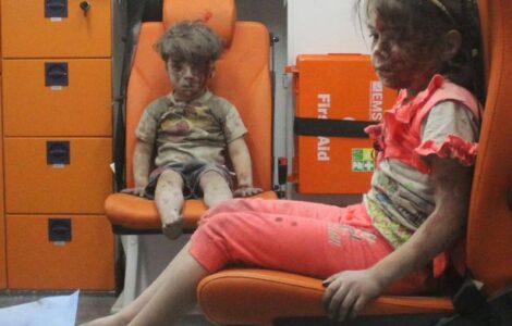 Dětské oběti ruského bombardování Aleppa. Vlevo pětiletý chlapec Omran, jehož video obletělo svět.