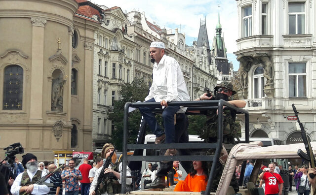 Islamobijec Martin Konvička si na Staroměstském náměstí hraje na imáma.