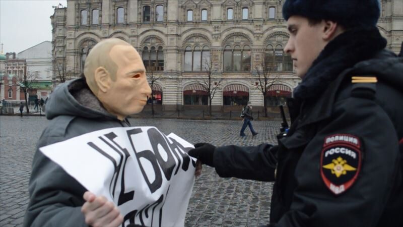 Demonstrant v Moskvě - svobodná mysl v Rusku naráží na režimní aparát