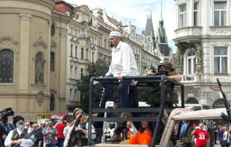 Imaginární invazi takzvaného Islámského státu do České republiky sehráli 21. srpna odpoledne v Praze přívrženci bojovníka proti islámu Martina Konvičky. 