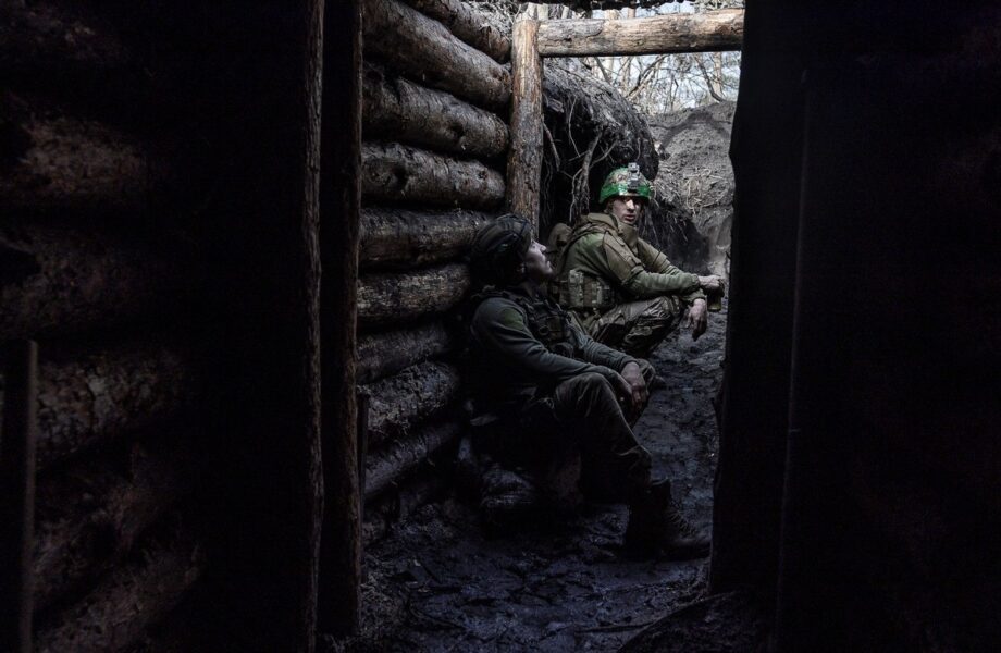 Ukrajinští vojáci v zákopu ve východní části země.