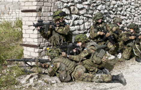 Příslušníci estonské armády v akci během cvičení