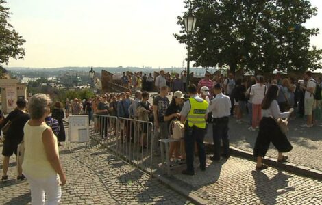 Nesmyslné kontroly návštěvníků Pražského hradu trvají od roku 2016.
