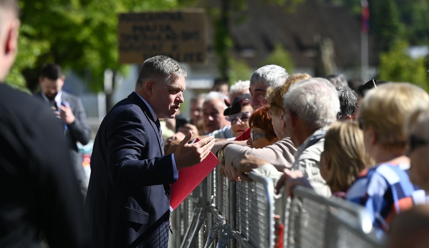 Robert Fico před jednáním vlády ve městě Handlová