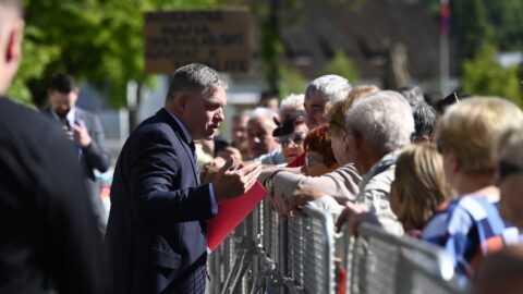 Robert Fico před jednáním vlády ve městě Handlová