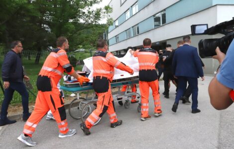 Zdravotníci převážejí postřeleného slovenského premiéra Roberta Fica do nemocnice v Banskej Bystrici. 