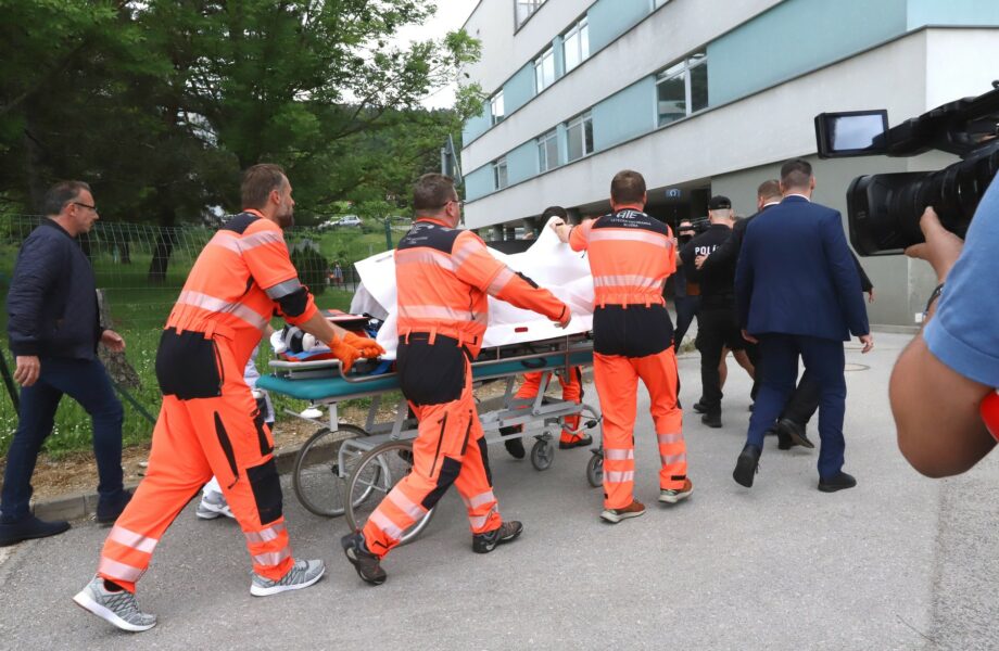 Zdravotníci převážejí postřeleného slovenského premiéra Roberta Fica do nemocnice v Banskej Bystrici. 