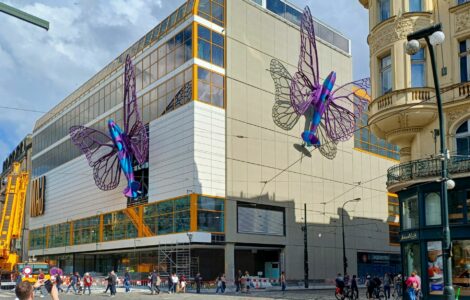 Plastiky motýlů, jejichž trupy jsou napodobeninami stíhaček spitfire, byly iumístěny na fasádu opraveného Obchodního domu Máj 