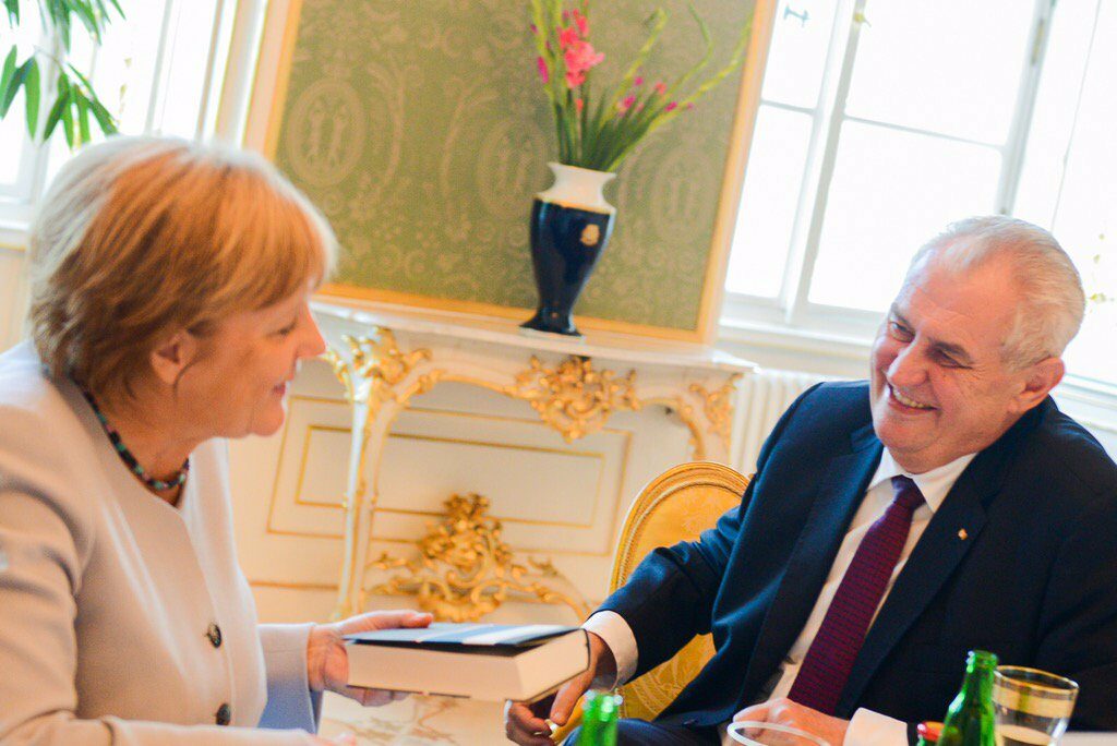Prezident Miloš Zeman při jednání s německou kancléřkou Angelou Merkelovou.
