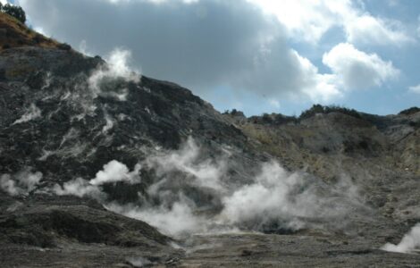 Ohromný vulkán na jihu Itálie začíná vykazovat zvýšenou aktivitu.
