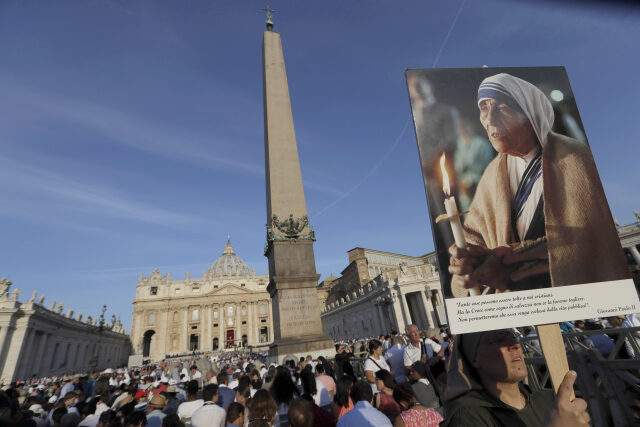 Proslulá katolická misionářka Matka Tereza, která pečovala o chudé, se 19 let po smrti stala svatou.