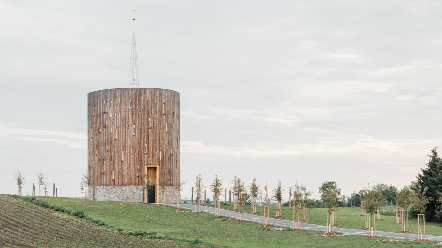 Kaple Marie Bolestné v Nesvačilce je příkladem působivé sakrální architektury jedenadvacátého století.