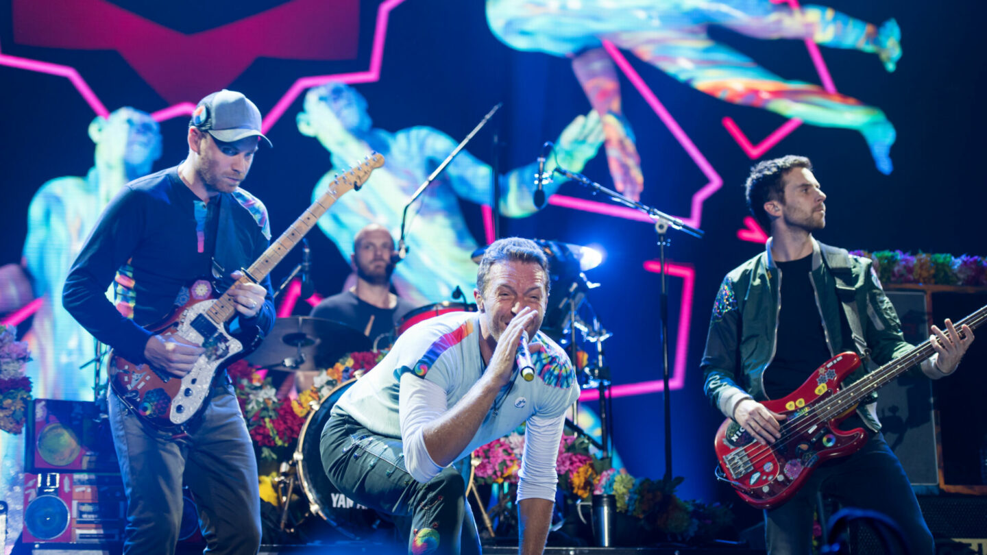 V roce 2021 oznámila skupina Coldplay dvanáctibodový plán, jehož cílem je snížit uhlíkovou stopu při turné o padesát procent.
