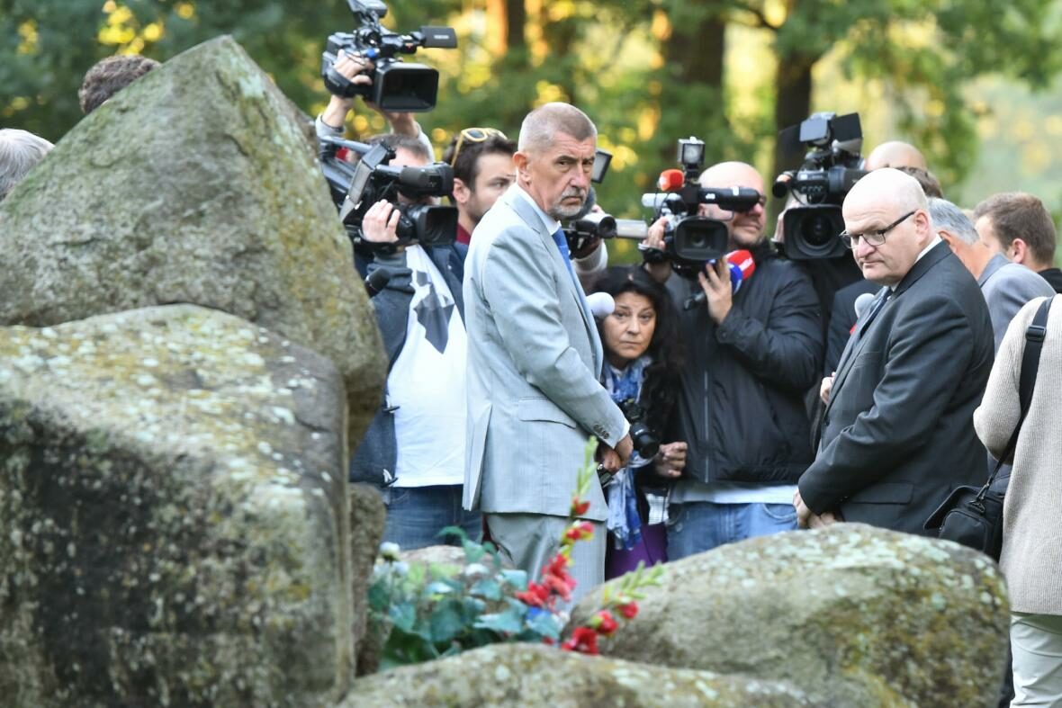 Andrej Babiš se za přítomnosti fotografů a televizních kamer kaje v Letech u Písku. Skvělá příležitost pro píár.