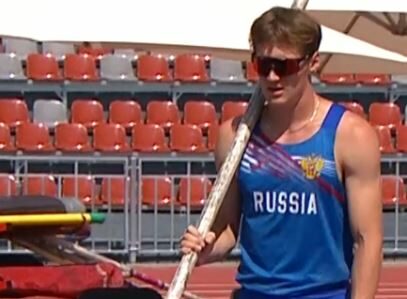 Atlet Arsenij Jelfimov v ruském dresu na Hrách BRICS.
