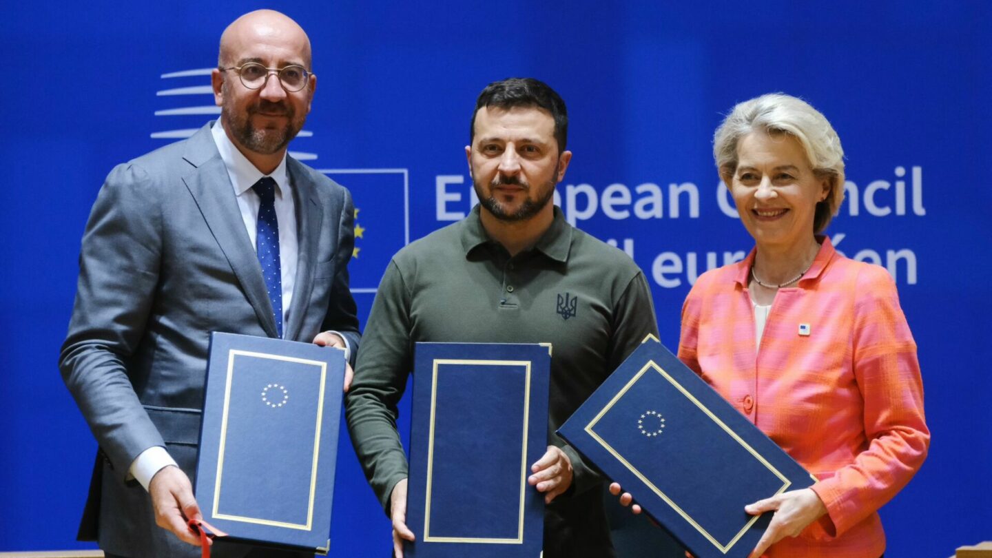 Ukrajinský prezident Volodymyr Zelenskyj po podpisu bezpečnostní dohody s Evropskou unií zastoupenou šéfkou Evropské komise a šéfem Evropské rady.