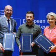 Ukrajinský prezident Volodymyr Zelenskyj po podpisu bezpečnostní dohody s Evropskou unií zastoupenou šéfkou Evropské komise a šéfem Evropské rady.