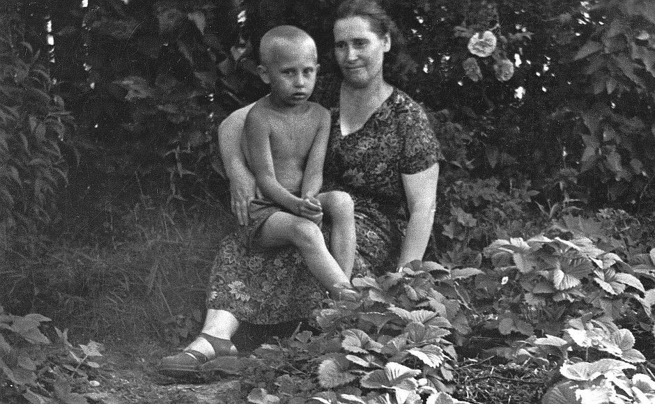 Vladimir Putin se svou maminkou.