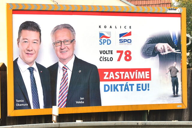 Populista Tomio Okamura (vlevo) na jednom billboardu s bývalým komunistou a družstevníkem Janem Velebou.