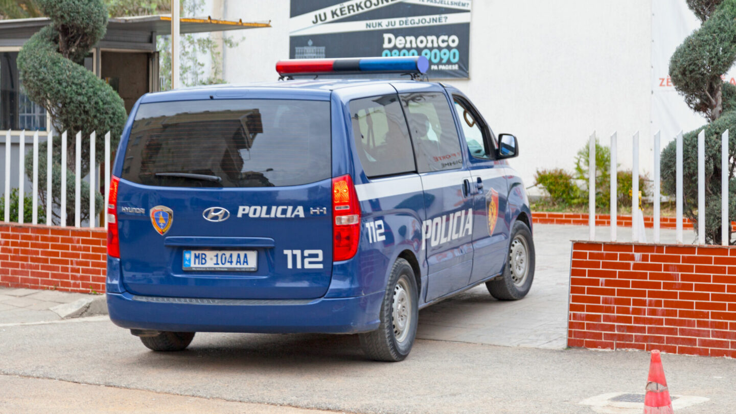 Policie proti demonstrantům nezasáhla, ale uhasila hořící zápalné lahve, které ohrozily několik osob.