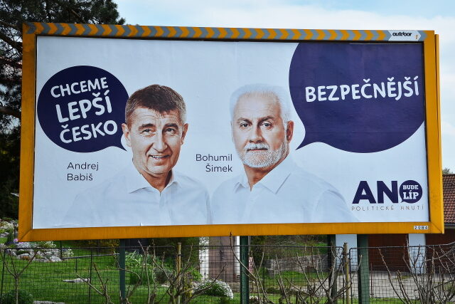 Bohumil Šimek na billboardu s Andrejem Babišem před krajskými volbami v roce 2016