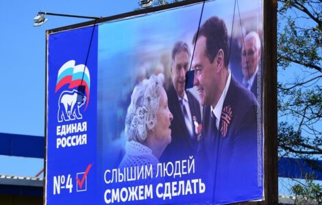 Billboard vládní strany Jednotné Rusko s premiérem Dmitrijem Medveděvem