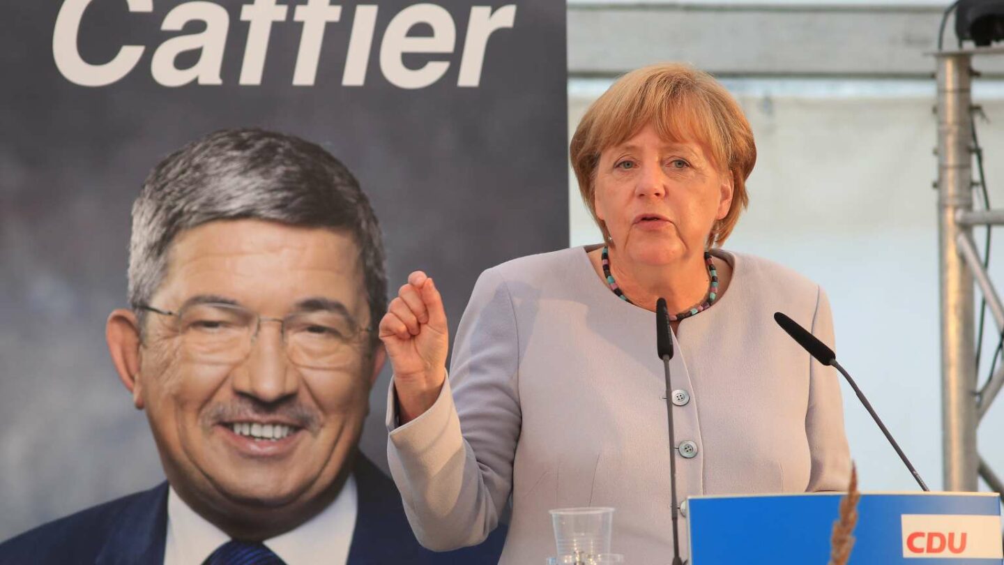 Ve volbách do zemského sněmu v Meklenbursku-Předním Pomořansku nekandidovala Angela Merkelová, ale předseda tamní CDU Lorenz Caffier (na billboardu). To on ve volbách propadl, přestože se snažil být populističtější než Alternativa pro Německo.