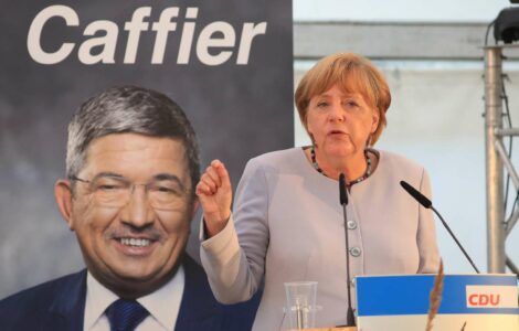 Ve volbách do zemského sněmu v Meklenbursku-Předním Pomořansku nekandidovala Angela Merkelová, ale předseda tamní CDU Lorenz Caffier (na billboardu). To on ve volbách propadl, přestože se snažil být populističtější než Alternativa pro Německo.