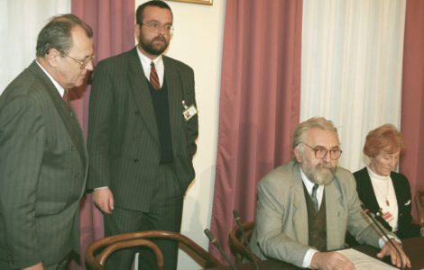 Miroslav Kalousek (stojící) jako náměstek ministra obrany v roce 1995. Zcela vlevo tehdejší ministr obrany Vilém Holáň, vpravo sedí předseda sněmovního branného a bezpečnostního výboru Vladimír Šuman.