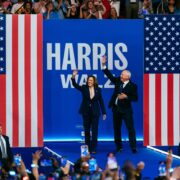 Kandidátka demokratů na amerického prezidenta Kamala Harrisová na předvolebním mítinku s Timem Walzem.