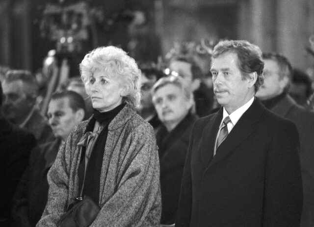 Volba prezidenta ČSSR. Prezident ČSSR Václav Havel se spolu svou manželkou Olgou a členy rodiny 29. prosince zúčastnil v chrámu sv. Víta děkovné bohoslužby Te Deum.