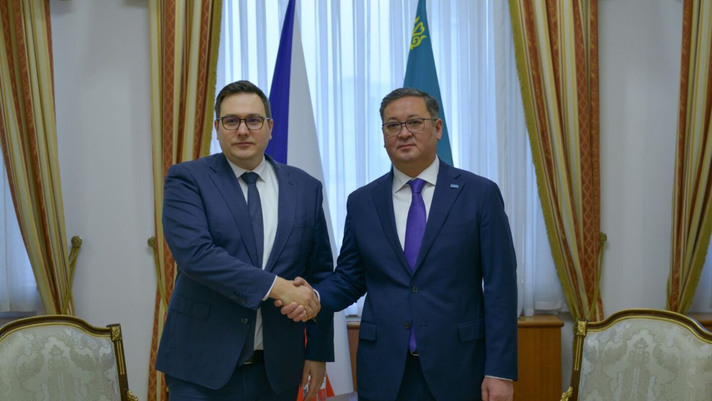 Ministr zahraničních věcí Jan Lipavský během jednání se svým protějškem Muratem Nurtleu v hlavním městě Kazachstánu.
