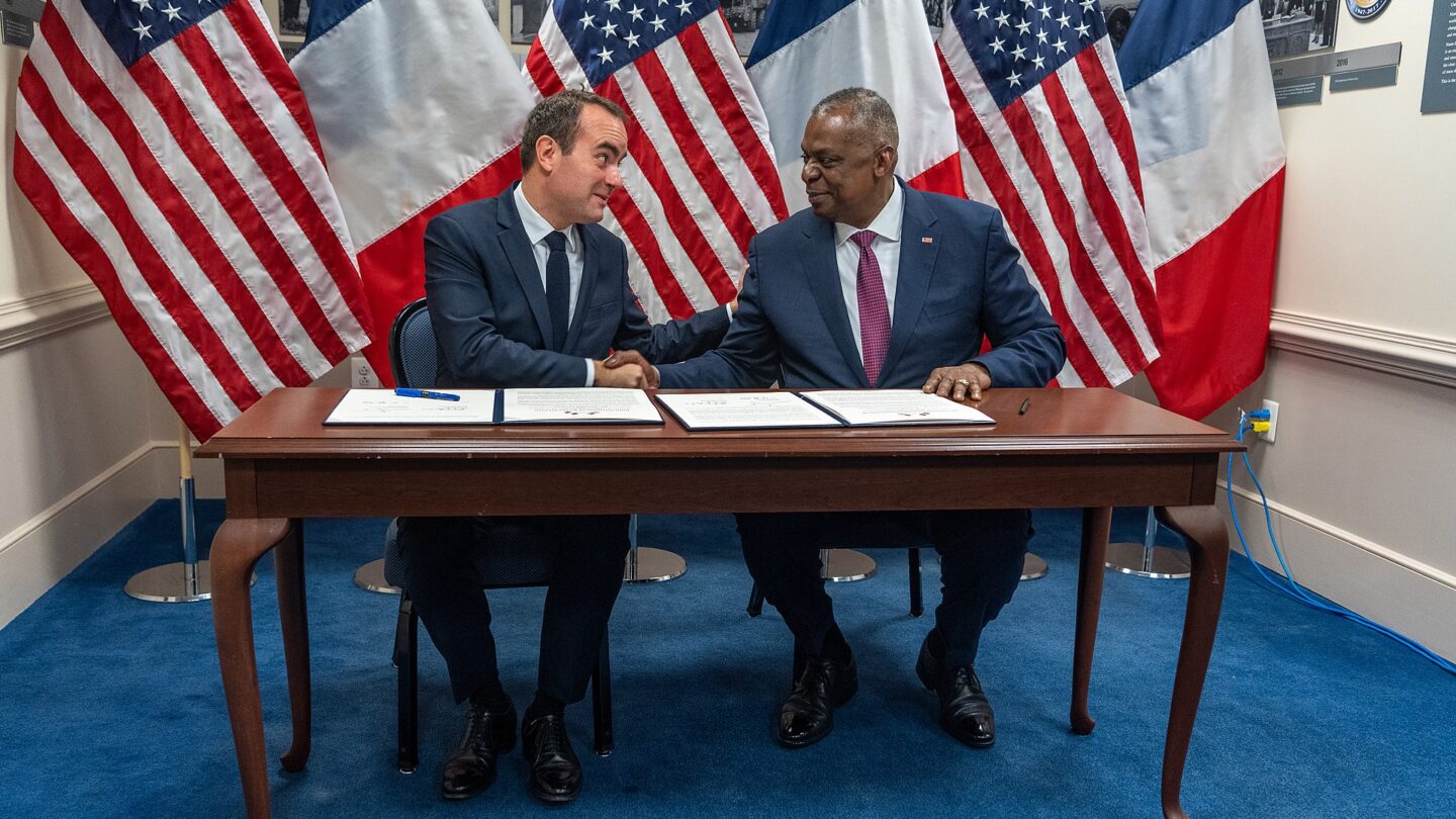 Francouzský ministr obrany Sebastien Lecornu na návštěvě svého amerického partnera Lloyda J. Austina v roce 2022.