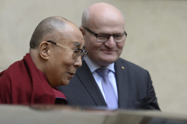 Ministr kultury Daniel Herman při nedávném setkání s tibetským duchovním vůdcem dalajlámou.