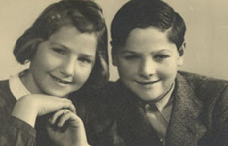 Jiří Brady jako chlapec se svojí sestrou Hanou, která byla zavražděna nacisty v plynové komoře.