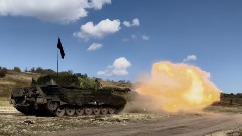 Ukrajinský tank Leopard 1A5 při střelbě, ilustrační foto