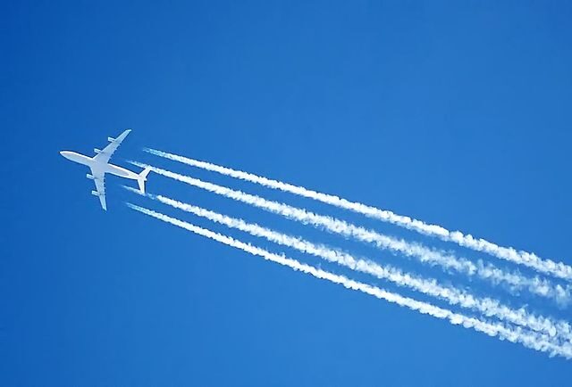 Podle konspirátorů letadla vypouštějí do atmosféry toxické chemikálie.