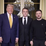 Donald Trump, Emmanuel Macron a Volodymyr Zelenskyj se sešli u příležitosti znovuotevření Notre-Dame v prosinci 2024.